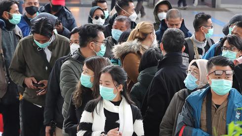 La población surcoreana usa máscaras quirúrgicas para evitar infectarse 