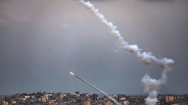 Lanzamiento de cohetes desde Gaza al territorio israelí.