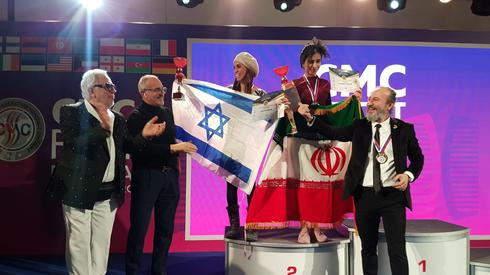 El momento de la emoción: la estilista israelí e iraní comparten el lugar en el podio 