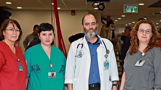 Dr. Gadi Segal junto a integrantes de su cuerpo médico 