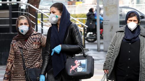 Mujeres utilizan máscaras de protección en Teherán. 