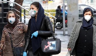 Mujeres utilizan máscaras de protección en Teherán