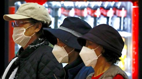 Turistas surcoreanos esperan en el aeropuerto Ben-Gurion un vuelo a casa en medio de la crisis del coronavirus 