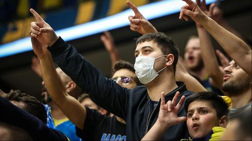 Fanáticos del Maccabi Tel Aviv concurrieron con máscaras quirúrgicas al partido del miércoles 