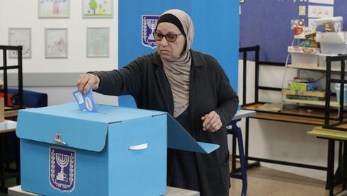 Una mujer árabe ejerce su derecho al voto en las últimas elecciones israelíes. 