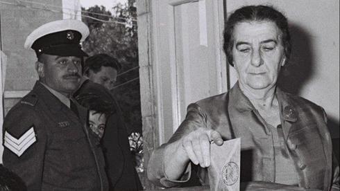 Golda Meir, la primera mujer en ejercer el cargo de primer ministro en Israel, vota en los años 50