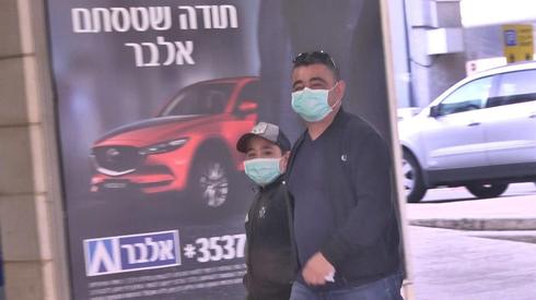 Viajeros con máscaras en el aeropuerto Ben-Gurion