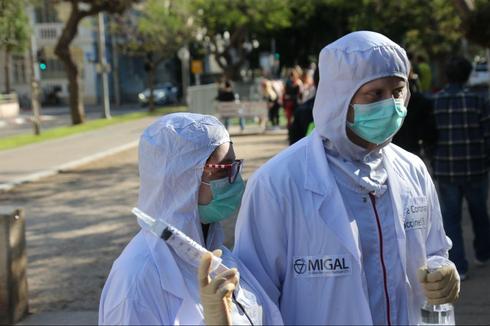 Los israelíes en Tel Aviv se visten como funcionarios de salud para Purim, que este año ha sido eclipsado por el coronavirus