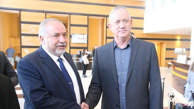 Gantz y Liberman se reunieron en Ramat Gan 