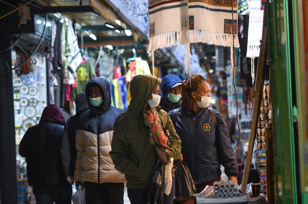 Turistas con máscaras de protección en la Ciudad Vieja de Jerusalem