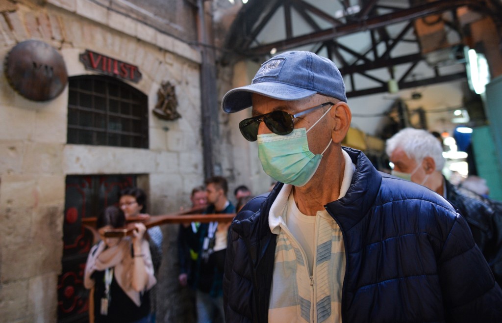 Un turista con una máscara de protección en la Ciudad Vieja de Jerusalem