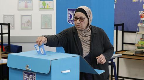 Una mujer árabe votando en la ciudad de Tamra