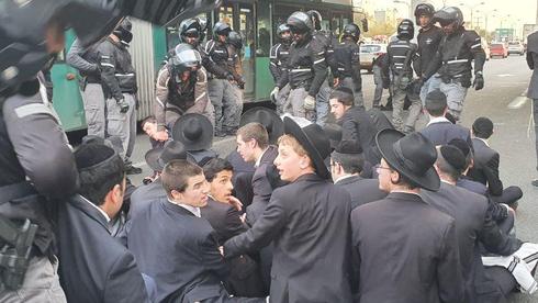 Manifestantes ultraortodoxos se enfrentan con la policía