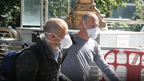 Israelíes con máscaras de protección en el aeropuerto Ben Gurión