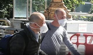 Israelíes con máscaras de protección en el aeropuerto Ben Gurión