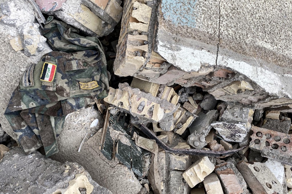 Un uniforme del ejército iraquí entre los escombros provocados por el ataque estadounidense 