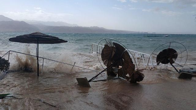 Fuertes olas y destrozos en la playa de EIlat 