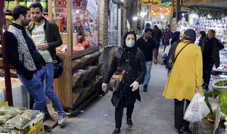 Gente con barbijos en un mercado de Teherán 