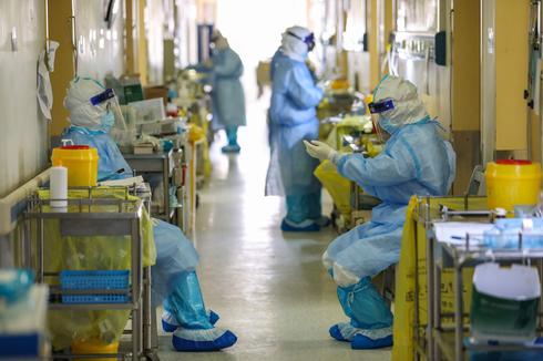 Equipos médicos usan equipo de protección para tratar pacientes con coronavirus en Wuhan, China. 