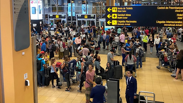 Una multitud ayer en el aeropuerto de Lima tras el anuncio del cierre de fronteras a partir del martes 
