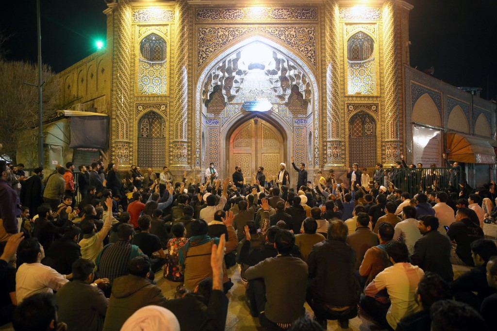 Una muchedumbre reza en el exterior del templo Fatima de Masumeh en Qom 