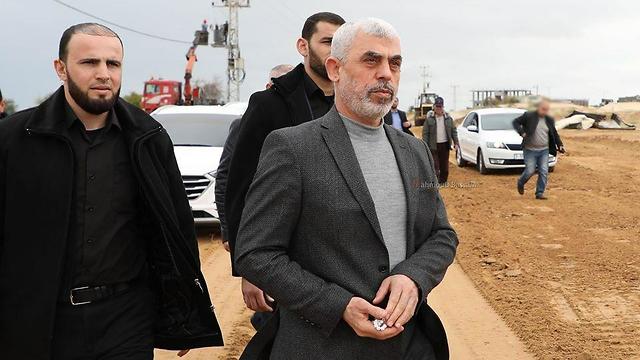 El líder de Hamás en Gaza, Yahya Sinwar, supervisa la construcción de un centro de aislamiento en el sur de Gaza