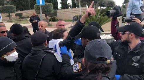 Manifestantes chocan con la policía en la protesta frente a la Knesset contra las acciones de su presidente, Yuli Edelstein. 
