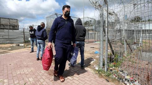Los trabajadores palestinos cruzan a Israel antes de una estadía prolongada 