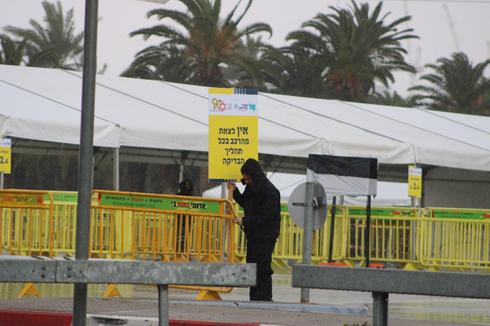 Un sitio de prueba de coronavirus establecido en un estacionamiento de Tel Aviv 