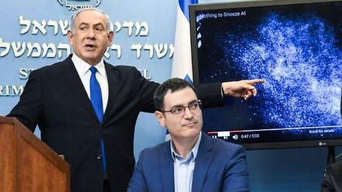 El primer ministro Benjamín Netanyahu y el director general del Ministerio de Salud discuten los esfuerzos para contener el coronavirus 