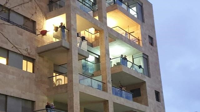 Aplausos desde los balcones para los equipos de salud israelíes