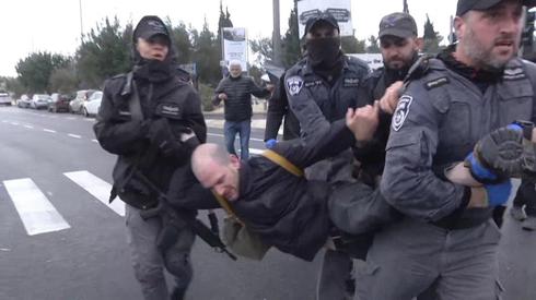 Un hombre es arrestado en la protesta por el cierre de la Knesset. 