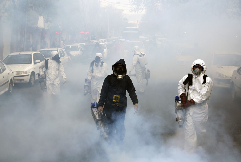 Bomberos desinfectan las calles de Teherán