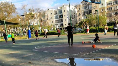 Un grupo de personas juega baloncesto en Tel Aviv
