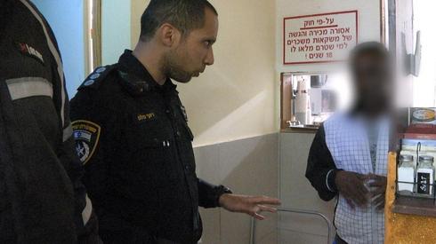 La policía israelí impone el cierre de un local. 