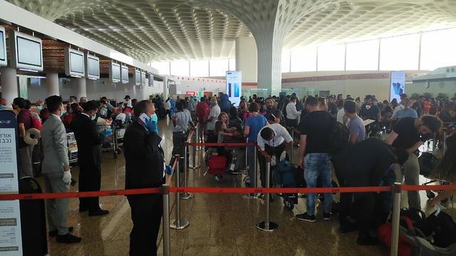 Israelíes varados en el aeropuerto de Mumbai