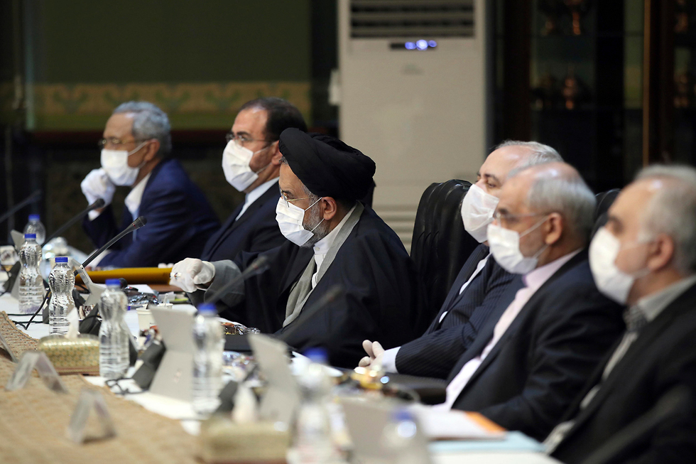 Reunión del gobierno iraní en plena crisis del coronavirus. 