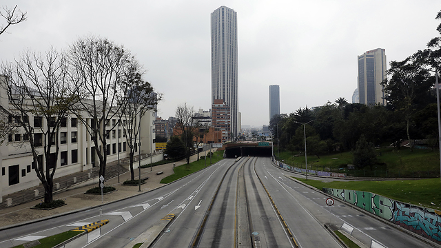 Ni un solo vehículo circula por las calles de Bogotá. 