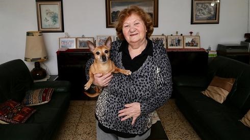 Cherna David, residente de Holón de 82 años, tiene dificultades para aprovisionarse de alimentos. 