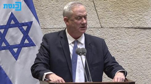 Benny Gantz hablando en el pleno de la Knesset. 
