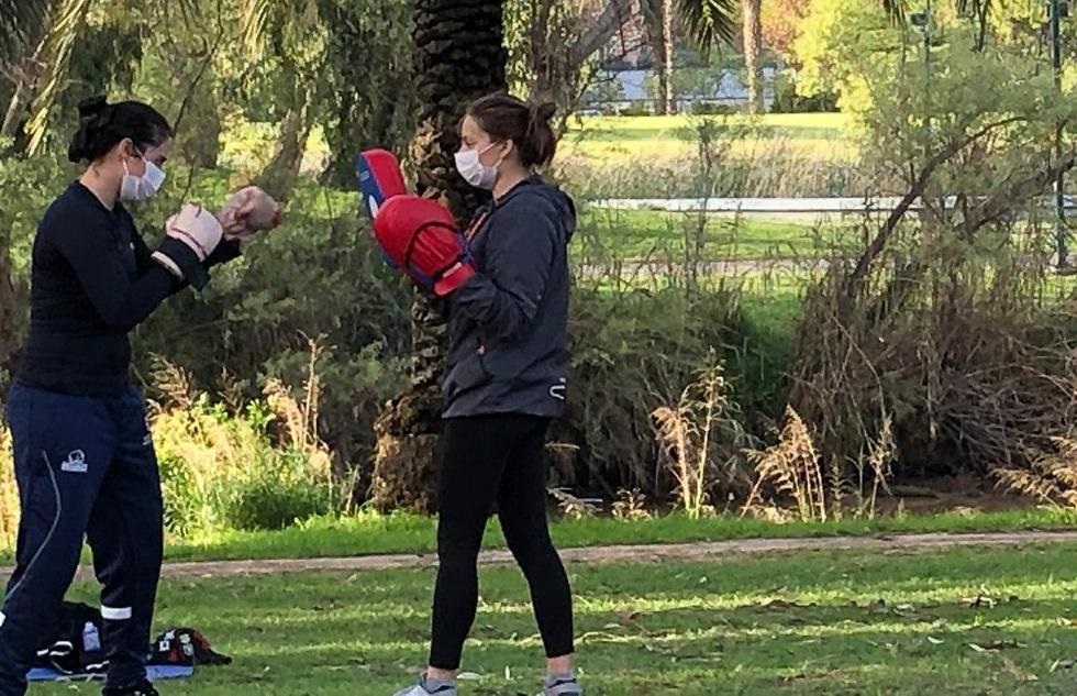 Israelíes con máscaras contra el coronavirus en el Parque Yarkon en Tel Aviv. 