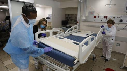 Preparación de camas adicionales para pacientes con coronavirus en Tel Aviv. 