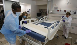 Preparación de camas adicionales para pacientes con coronavirus en Tel Aviv. 