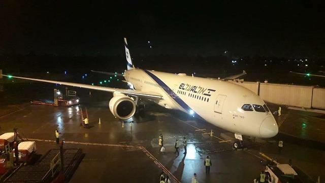 Avión israelí que trae de vuelta a los israelíes desde Bogotá. 