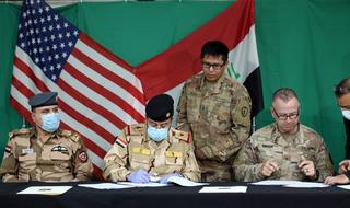 Los jefes militares de Irak y de Estados Unidos firman la retirada de las tropas estadounidenses. 