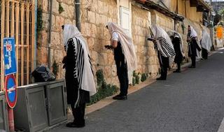 Judíos religiosos rezan cerca de una sinagoga cerrada en Jerusalem. 