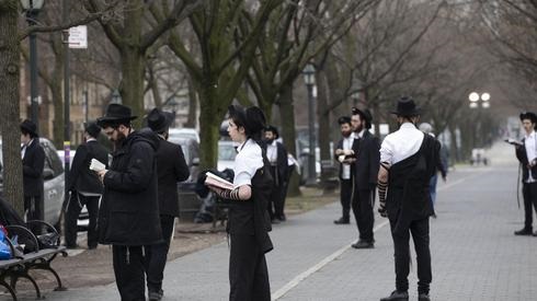 Judíos ortodoxos en Brooklyn mantienen el distanciamiento social. 