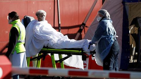 Un paciente con coronavirus, a punto de ingresar a un hospital en París. 