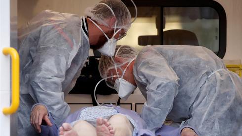 Médicos franceses atienden en emergencia a un paciente con coronavirus. 