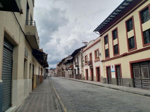 Las calles de Cuenca desiertas durante el toque de queda que comienza cada día a las 14 horas. 